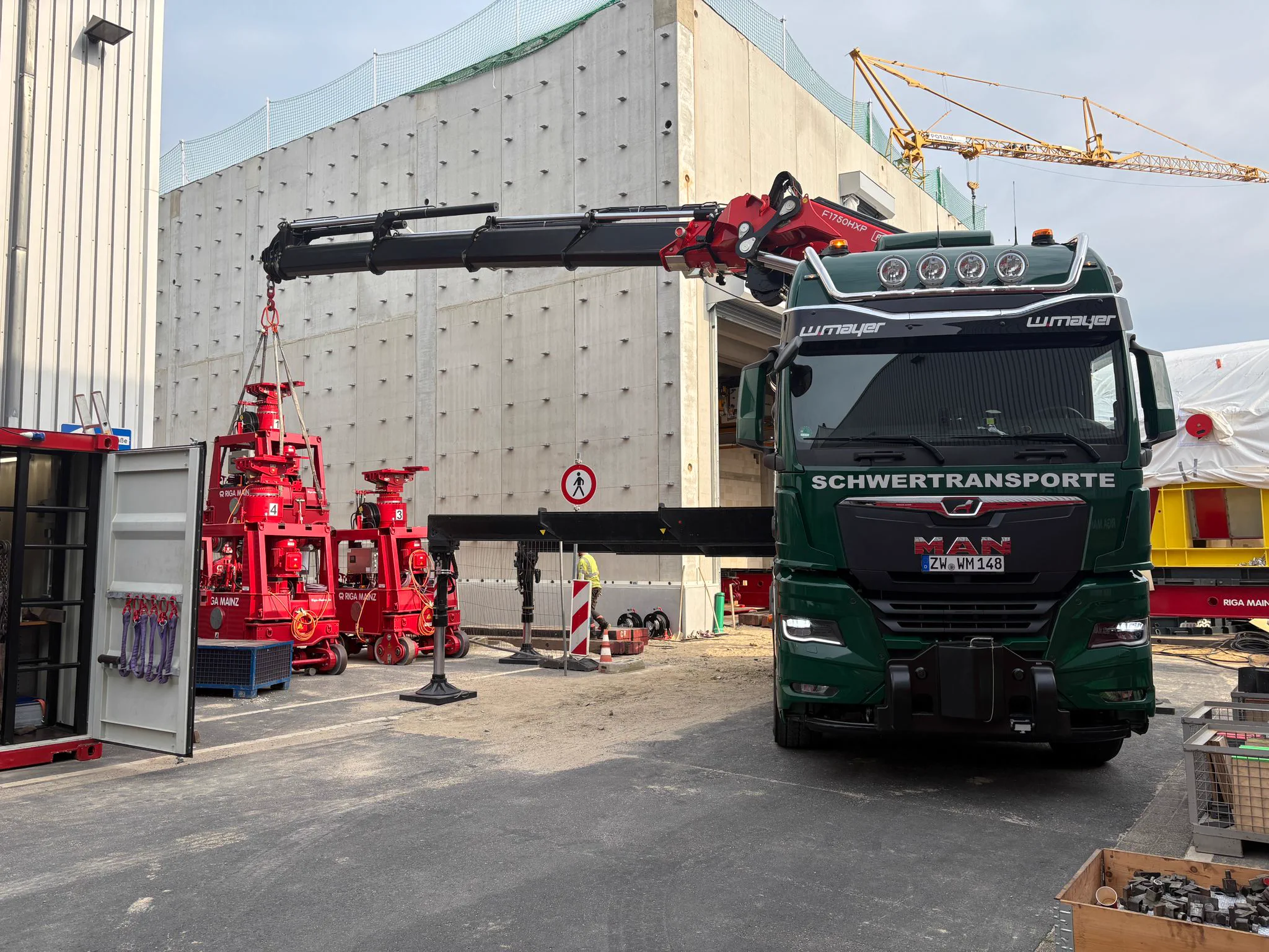 W. Mayer Lkw mit Ladekran hebt Ausrüstung auf einer Baustelle